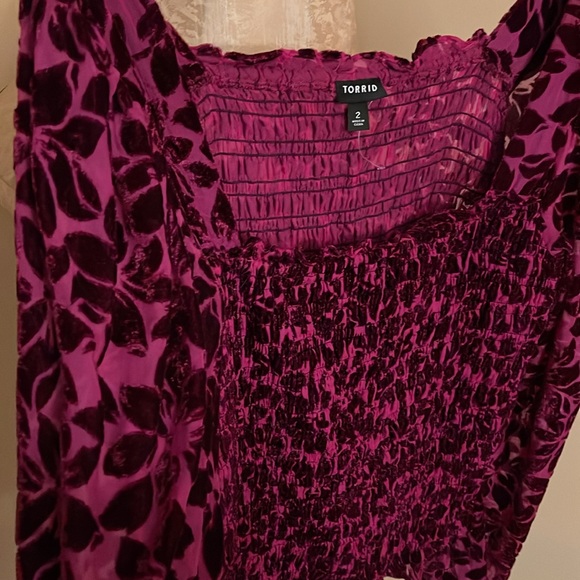 Velvet Burnout Torrid Size 2 Smocked TOP Sheer
Floral Sleeves Purple Wine Crop - Picture 13 of 17